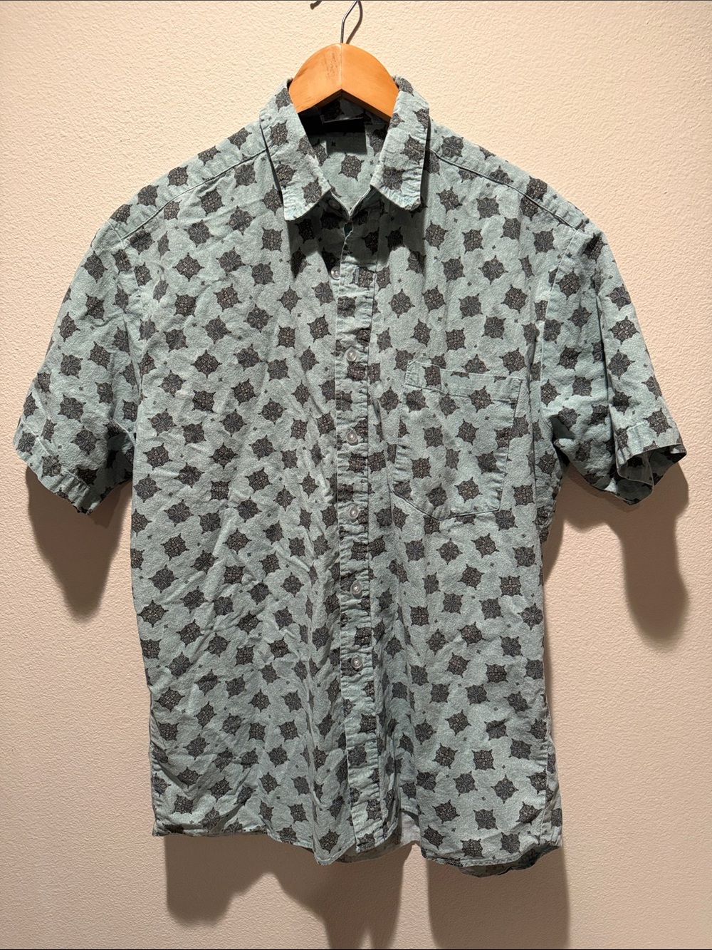 Men's Short-Sleeve Button-Down Shirt in Mint Green Star Print